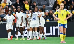 La Française Kelly Gago félicitée par ses coéquipières après son but en prolongation contre la Suède, le 2 décembre 2025 à Stockholm