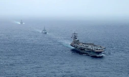 Une photo publiée avec l'autorisation du compte Twitter de l'US Navy le 25 juillet 2021 montre le porte-avions USS Ronald Reagan, la frégate française FS Languedoc et le destroyer USS Halsey en mer d'Oman