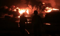 Les pompiers arrivent sur les lieux d'un incendie énorme dans une installation de stockage de carburant au port de Hodeida au Yémen, à la suite des frappes israéliennes, le 20 juillet 2024