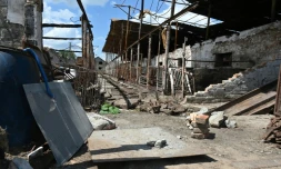 Une ferme détruite par des bombardements, le 23 juin 2022 dans le village de Mala Rogan, à 25 km au sud-est de Kharkiv (est de l'Ukraine) 