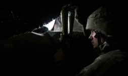 Un militaire ukrainien dans sa position sur la ligne de front prÚs de Novolougansk (est), le 16 février 2022