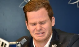 L'ancien capitaine de l'équipe australienne de cricket Steve Smith en larmes lors de sa conférence de presse à l'aéroport de Sydney, le 29 mars 2018