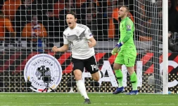 Le défenseur de l'Allemagne Nico Schulz (g) vient de marquer le but de la victoire contre les Pays-Bas (3-2), le 24 mars 2019 à Amsterdam