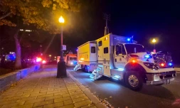 Un camion de police devant le bâtiment de l'Assemblée nationale après une attaque à l'arme blanche, le 1er novembre 2020 à Québec