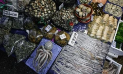 Pieuvres et coquillages sont présentés sur les étals du marché aux poissons de Séoul, le 4 février 2016