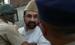 La police indienne interpelle Miwaiz Umar Farooq à Srinagar, le 13 juillet 2016