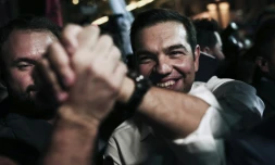 Le Premier ministre grec, Alexis Tsipras, congratulé par ses partisans à Athènes après sa victoire aux législatives, le 20 septembre 2015