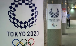 Les logos des Jeux olympiques 2020 affichés dans le métro, à Tokyo, le 21 juillet 2018