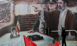 Un portrait géant du nouveau guide suprême iranien Mojtaba Khamenei à Téhéran, le 13 mars 2026