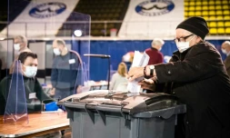 Une électrice vote pour les élections à la chambre des représentants néerlandaise, le 15 mars 2021 à Eindhoven