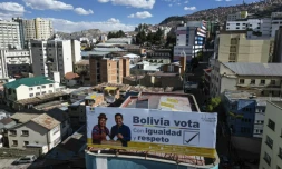 Vue aérienne montrant un panneau d'affichage faisant la promotion de l'élection présidentielle, à La Paz le 16 août 2025, à la veille des élections générales.