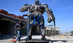 Le sculpteur Ehtisham Jadoon à cÎté de son Optimus Prime, personnage du film Transformers, fabriqué à partir de ferraille devant son atelier situé à la périphérie d'Islamabad, le 12 février 2026 au Pakistan