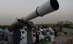 Le mufti Muneeb-ur-Rehman et ses fidèles guettent la première lune du mois de ramadan à Karachi, le 6 juin 2016