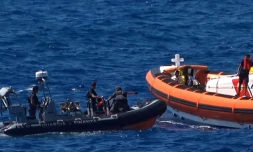 Des militants de l'ONG Proactiva Open Arms viennent au secours d emigrants prÚs de l'ßle italienne de Lampedusa le 20 août 2019, sur une capture d'écran d'une vidéo de Local Team