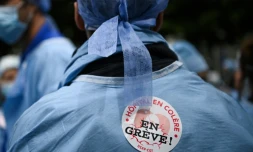 Une infirmiÚre anesthésiste participe à une manifestation devant l'hÎpital européen Georges-Pompidou à Paris, le 17 mai 2021