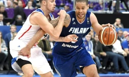 Le meneur français Thomas Heurtel (G) affronte le finlandais Gerald Lee Jr lors de l'Euro de basket le 31 août 2017 à Helsinki
