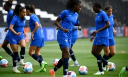 La defenseure française Aissatou Tounkara (au centre) lors d'une session d'entraînement au Stadium MK de Milton Keynes, à la veille de la demi-finale de l'Euro-2022 face à l'Allemagne, le 26 juillet 2022