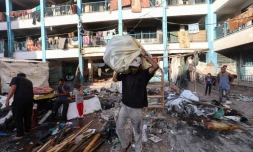Des Palestiniens dans les décombres après une frappe israélienne sur une école abritant des  personnes déplacées à Al-Bureij, dans le centre de la bande de Gaza, le 8 juillet 2025