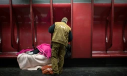 Un travailleur social de la RATP parle à un SDF dans une station de métro à Paris, le 27 mars 2013