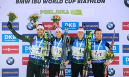 L'équipe de France de biathlon pose sur le podium après sa 1re place au relais 4x7,5 km messieurs de Pokljuka (Slovénie), le 11 décembre 2016