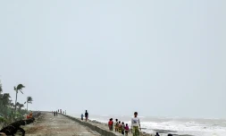 A l'approche du cyclone Mocha sur le Bangladesh et la Birmanie, sur la jetée de l'île Shahpori le 14 mai 2023.