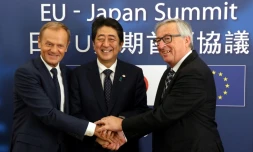 De gauche à droite, le président du Conseil européen Donald Tusk, le Premier ministre nippon Shinzo Abe et le président de la Commission européenne Jean-Claude Juncker, à Bruxelles le 6 juillet 2017