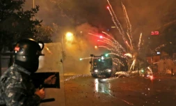 Heurts entre des partisans des mouvements chiites Amal et Hezbollah et les forces de l'ordre à Beyrouth, le 17 décembre 2019