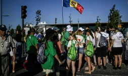Des pÚlerins se rassemblent pour regarder l'image de Notre-Dame de Fatima arriver par bateau avant les Journées mondiales de la jeunesse (JMJ), à Lisbonne, le 31 juillet 2023
