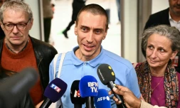 Camilo Castro à sa descente d'avion à Orly le 16 novembre 2025 après cinq mois de détention au Venezuela