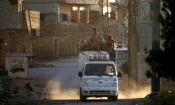 Des déplacés syriens reprennent le chemin de leur domicile après un accord entre le régime et les rebelles dans la province de Deraa (sud), le 6 juin 2018