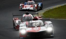 L'une des Toyota TS050 Hypercar devant ses concurrentes lors des premiers essais libres des 24 Heures du Mans, le 18 août 2021