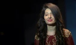 Reshma Bano Qureshi, 20 ans, survivante indienne d'une attaque à l'acide et modèle lors d'un défilé à New Delhi, le 25 novembre 2017.