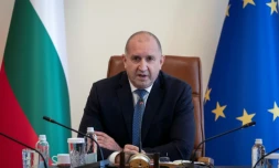 Le Premier ministre bulgare Roumen Radev lors d'une réunion d'urgence après que deux navires commerciaux ont été frappés par des drones dans la zone économique exclusive de la Bulgarie en mer Noire, le 6 octobre 2026 à Sofia