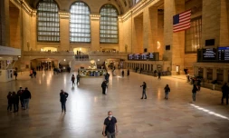 Des passants dans la gare centrale de New York le 27 avril 2021 déambulant avec des masques de protection