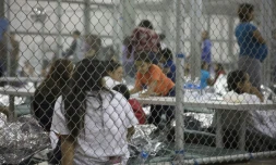Photo fournie par les garde-frontières américains de migrants clandestins attendant dans un centre de rétention, le 17 juin 2018 à McAllen, au Texas