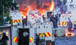 Des incendies à proximité des forces de l'ordre, lors des manifestations à Glengormley, quartier au nord de Belfast (Irlande du Nord), le 10 juin 2026