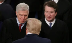 Le prĂ©sident amĂ©ricain Donald Trump salue les juges Neil Gorsuch et Brett Kavanaugh, qu'il a fait entrer Ă la Cour suprĂȘme des Etats-Unis, Ă Washington le 4 fĂ©vrier 2020