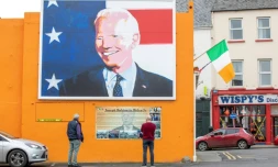 Un portrait du candidat à la présidentielle américaine Joe Biden surplombe la maison de ses ancêtres à Ballina en Irlande, le 7 octobre 2020