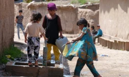Des enfants à une fontaine, dans un camp situé dans la région de Khatlon, au Tadjikistan, le 8 avril 2016