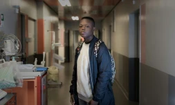 Jonathan, un jeune patient, pose le 11 mai 2016 à l'hôpital Necker