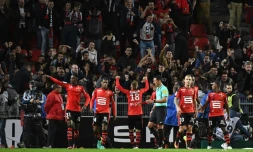 Les joueurs de Rennes se congratulent aprĂšs un but contre Guingamp, le 30 septembre 2016 au Roazhon Park
