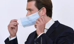 Le chancelier autrichien Sebastian Kurz retire son masque de protection lors pour une conférence de presse le 6 avril 2020