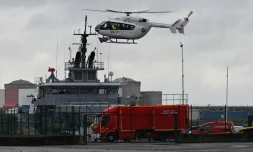 Un hélicoptère du Samu atterrit à Dunkerque après le décès de quatre migrants dans le naufrage d'un bateau en route vers les côtes anglaises, le 27 octobre 2020 
