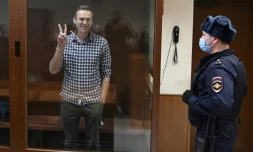Alexeï Navalny derriÚre un box vitré attend le début de l'audience au tribunal à Moscou, le 20 février 2021