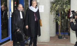 L'ex-secrétaire d'Etat Georges Tron (d) et l'avocat Eric Dupond-Moretti (g) au tribunal de Bobigny (Seine-Saint-Denis), le 12 décembre 2017