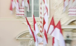 L'ex-garde des Sceaux monégasque Philippe Narmino, contraint à une retraite anticipée après avoir été mis en cause dans des médias pour ses relations avec le patron de l'AS Monaco Dimitri Rybolovlev, a été placé en garde à vue vendredi, a-t-on appris de source proche du dossier.