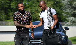 Les internationaux français Alexandre Lacazette et Djibril Sidibé arrivent au centre d'entraînement de Clairefontaine pour le rassemblement des Bleus, le 28 août 2017