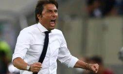 L'entraîneur de l'Inter Milan, Antonio Conte, euphorique après la victoire de son équipe en quart de finale de la Ligue Europa sur le Bayer Leverkusen, à Düsseldorf, le 10 août 2020