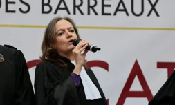 L'ancienne présidente du barreau de Paris et avocate Julie Couturier lors d'une manifestation d'avocats contre le projet de loi SURE à Paris, le 13 avril 2026