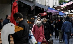 Des Parisiens font leurs courses rue Mouffetard le 2 mai 2020